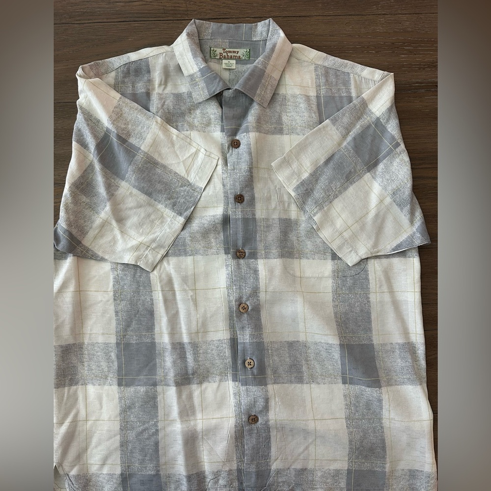 Tommy Bahama Gray and White Silk Short Sleeve Button Up Shirt Size M Gently Worn - Picture 2 of 4